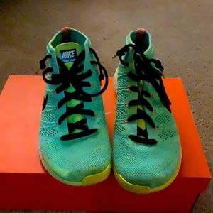 Men Nike fly knit chukka size 9